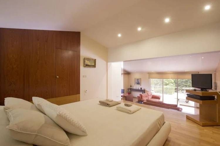 6 Bedrooms Villa