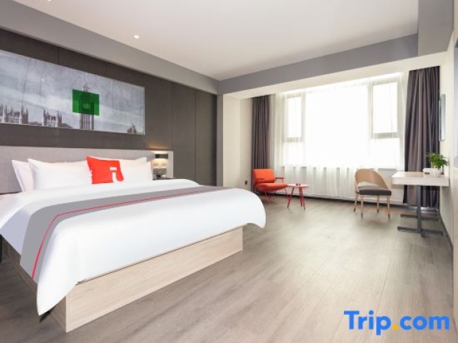Deluxe Double Suite with street view