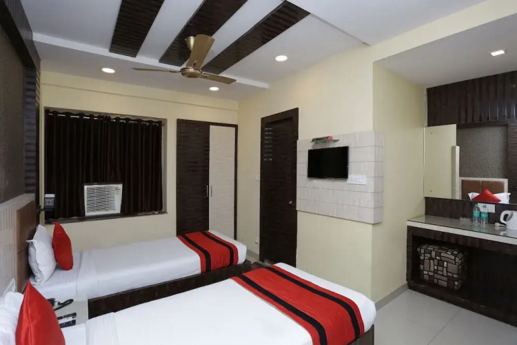 OYO 9818 Hotel Diamond Plaza