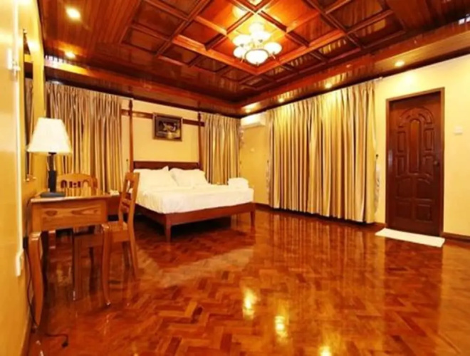 100 Moon Inn