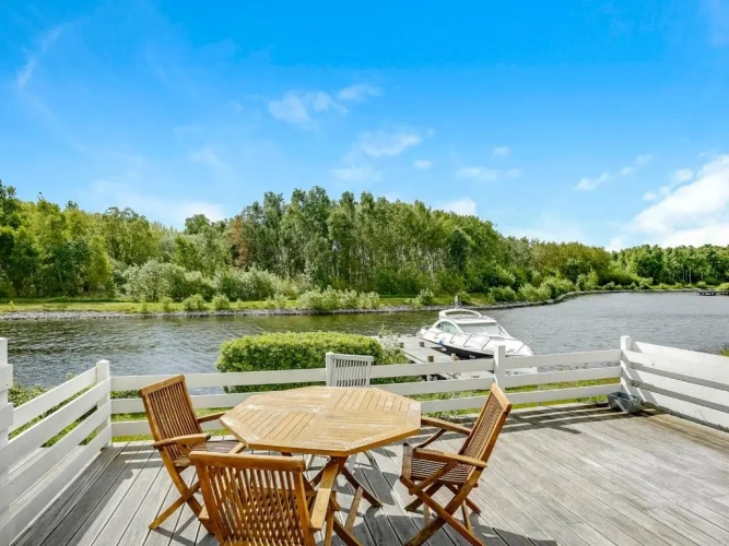 2 Bedrooms Standard Bungalow with lake view