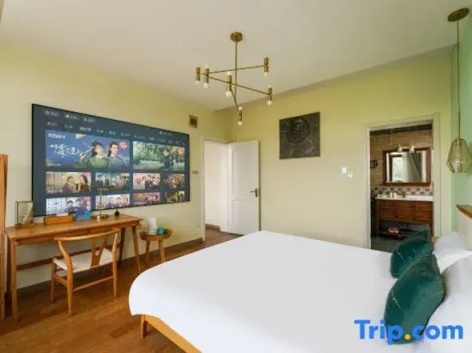Suite with courtyard view