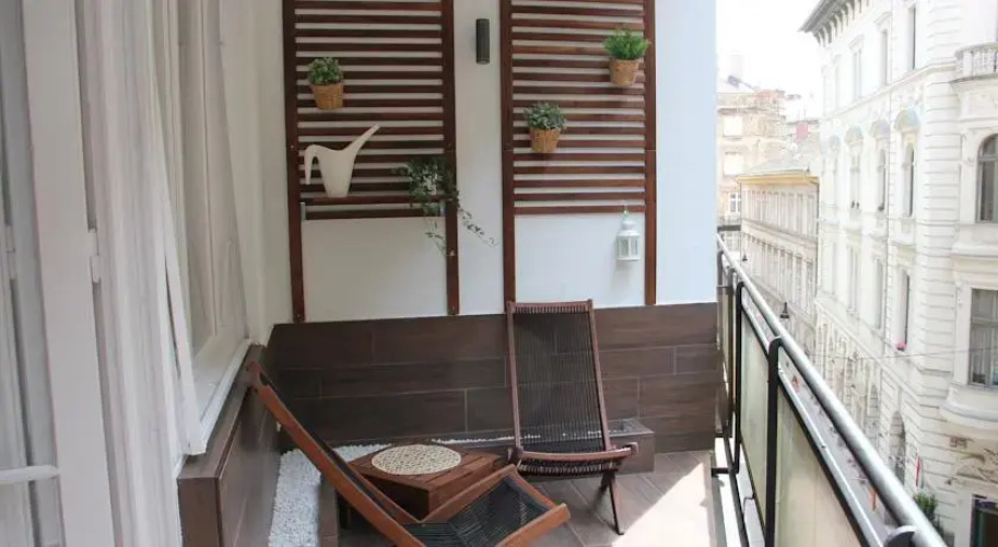 CenterStudio with balcony in downtown