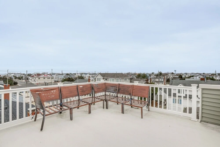4 Bedrooms Apartment with balcony