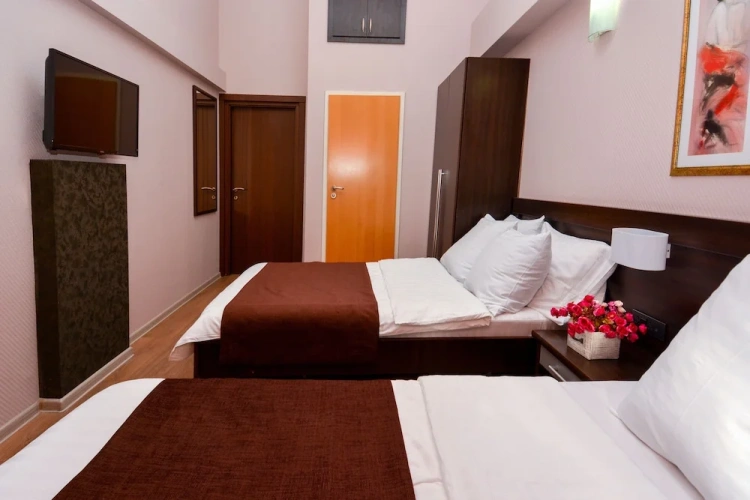 Classic Triple room with city view