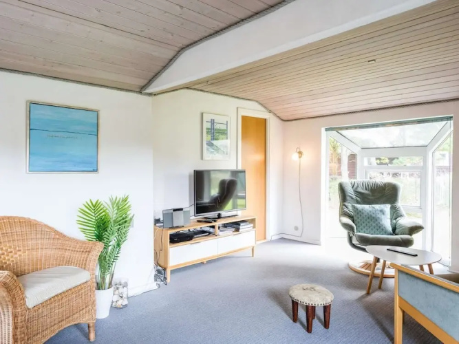 Secluded Pine Tree Cottage-by Traum