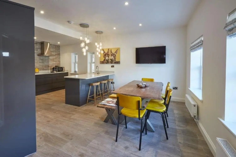 4 Bedrooms Cottage
