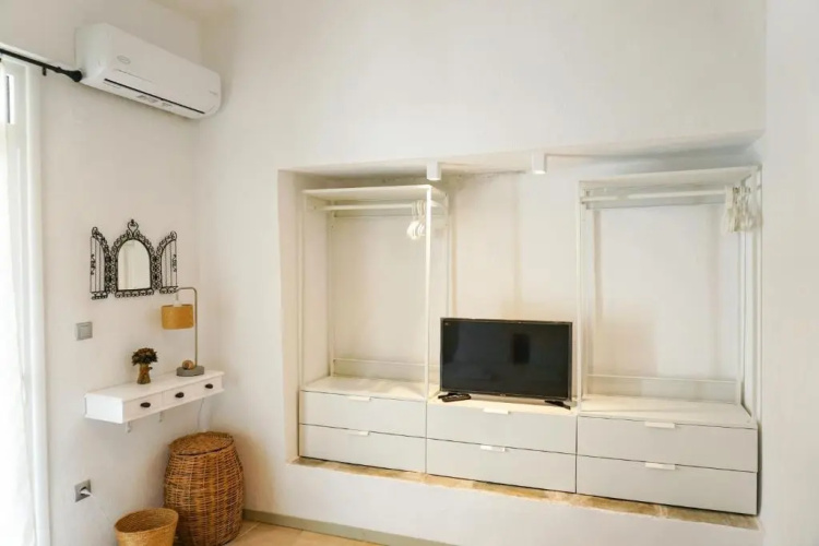 Delfini Villa, beachfront 2-bdrm maisonette