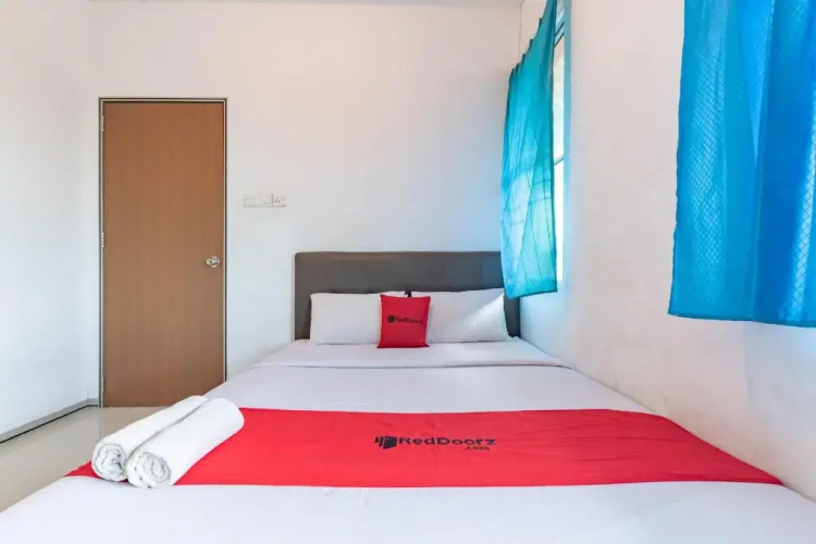 RedDoorz Plus Near Kepri Mall