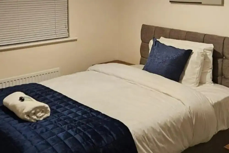 House - Sleeps 8 - Parking - Station Close