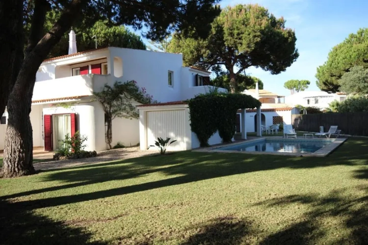 4 Bedrooms Villa