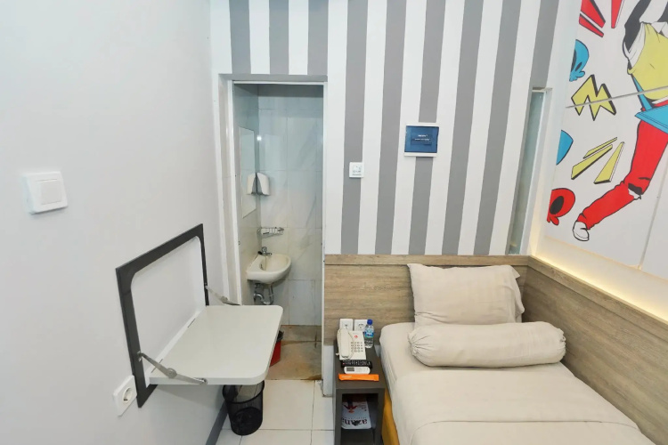 Front One Budget Hotel Tirtonadi Solo