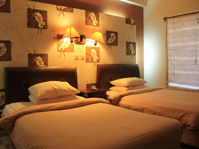Deluxe room with pool view