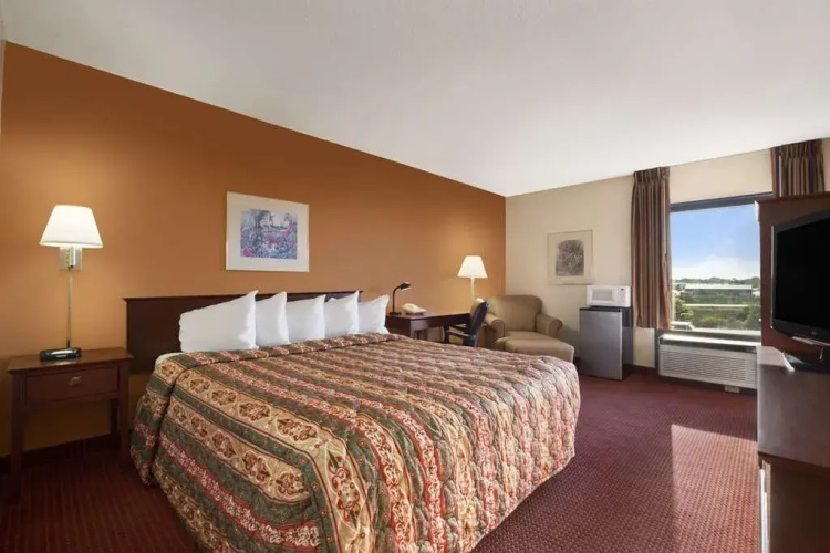 Days Inn & Suites Cedar Rapids