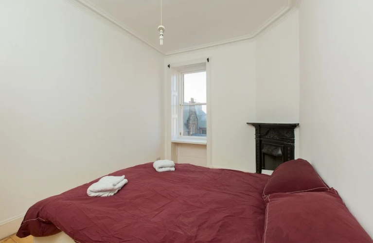 Spacious 1BR Flat With View in Edinburgh -sleeps 4