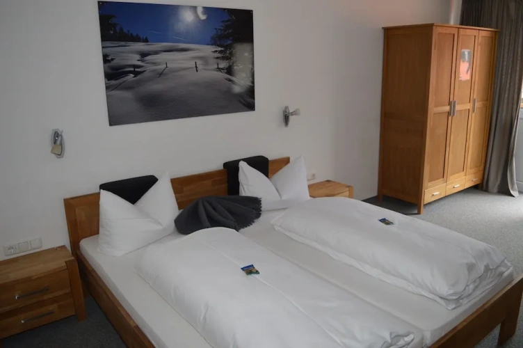 2 Bedrooms Standard Quadruple Family room with balcony and with mountain view