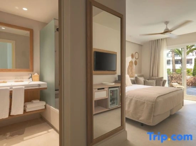 Classic Swim-Out Double room