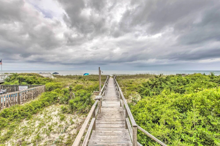 Rustic Beachfront Cottage w/ Deck & Boardwalk