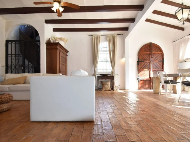 Spanish Villa with Spacious Terrace & Pool near Beach