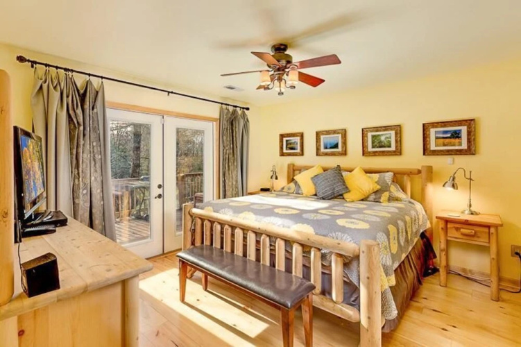 Bear Ridge 3 Bedroom Home with Hot Tub