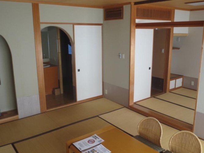 Japanese-Style Family room with river view