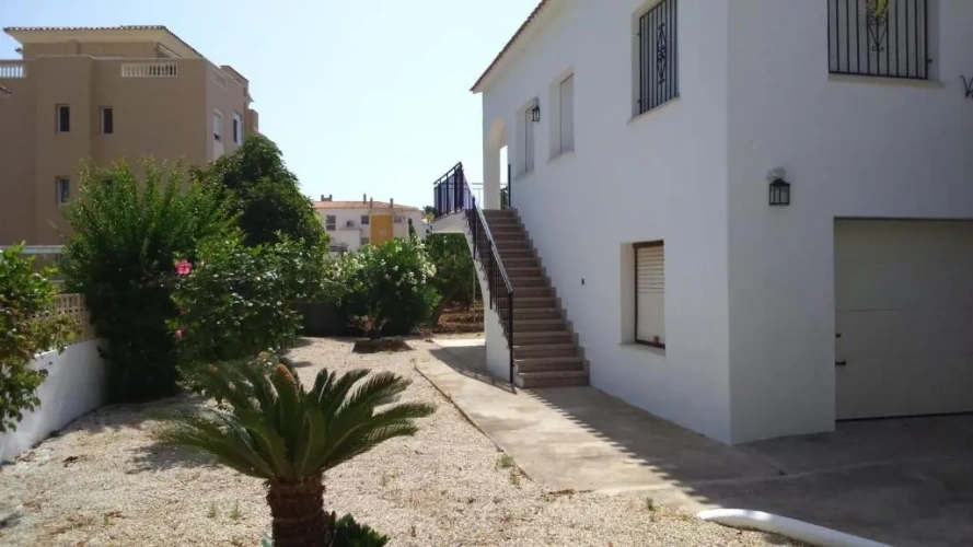 4 Bedrooms Cottage