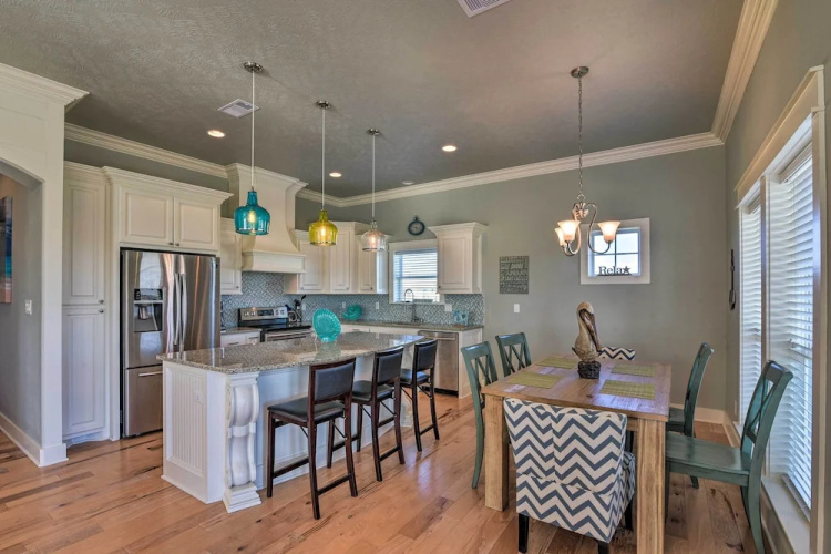 Deck & Fire Pit: Gulf Coast Gem in Crystal Beach!