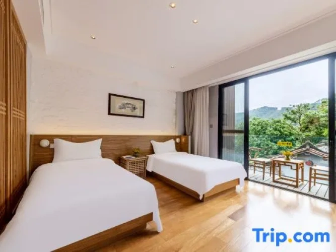 Deluxe Twin room with balcony