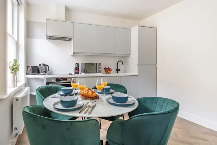 Modern 1BR Downtown Stay