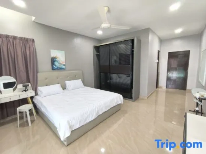 5 Bedrooms Villa