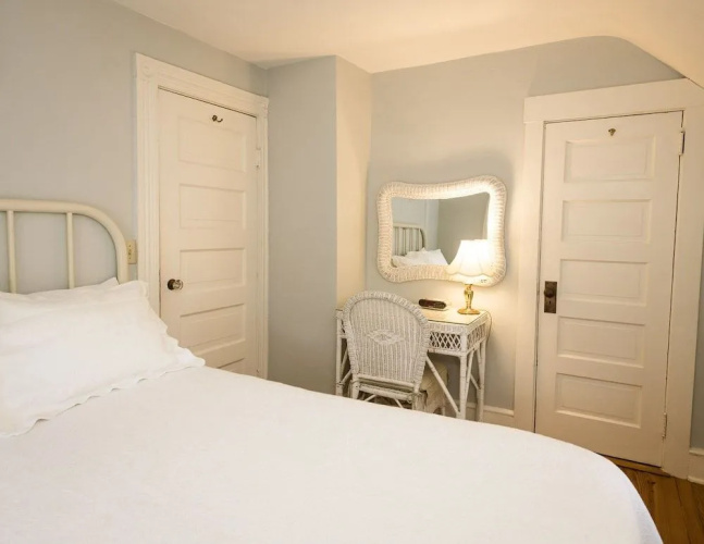 1899 Wright Inn and Carriage House