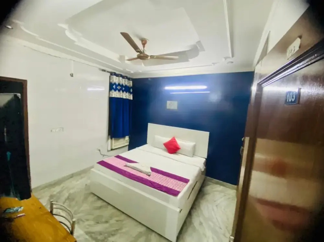 Goroomgo White Elephant Inn Noida