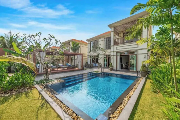 Beachside Villa: 2BR Private Pool & Breakfast