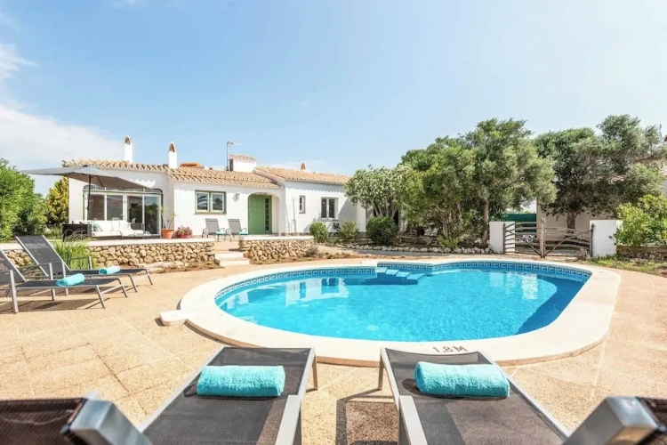 4 Bedrooms Villa
