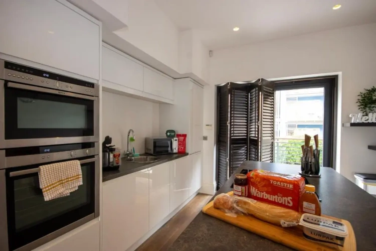 3 Bedrooms Apartment