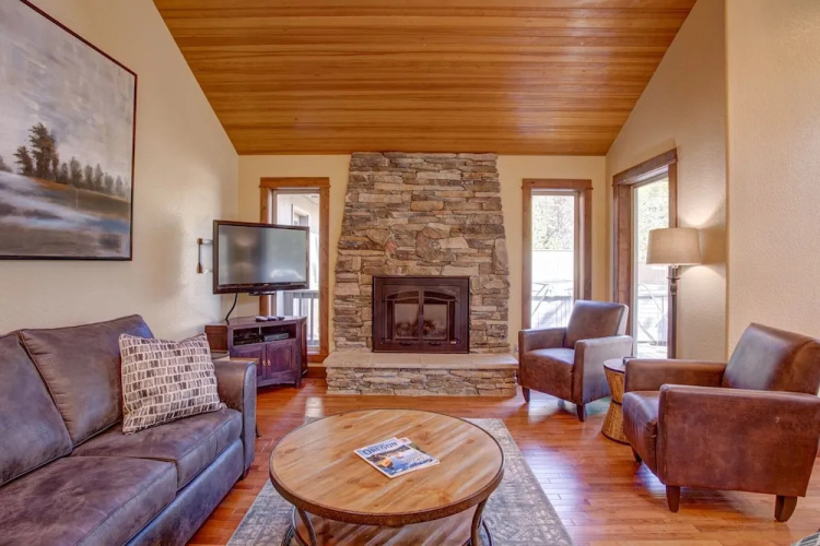 Stunning W/ Hot Tub & Expansive Deck 4 Bedroom Home