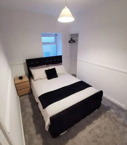 Charming 2-bed House in Swansea
