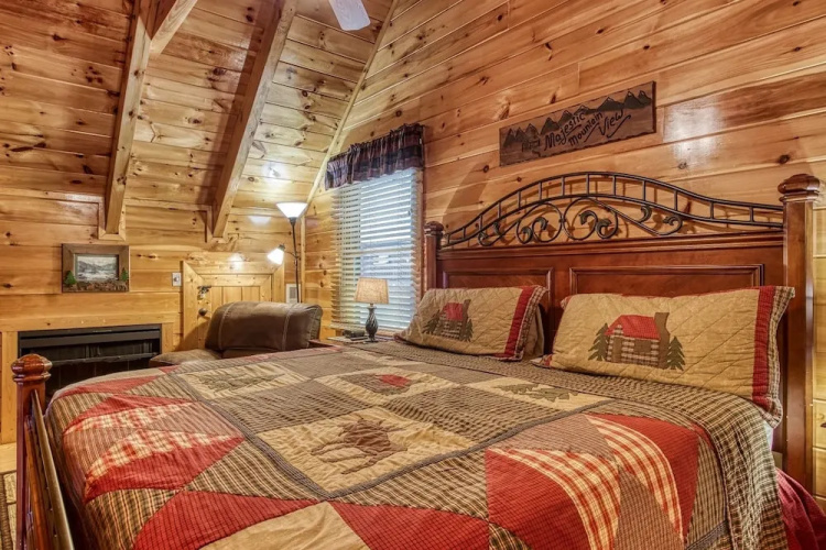 Majestic Mountain View - Great Location! - Convenient To Everything! 2 Bedroom Cabin by RedAwning