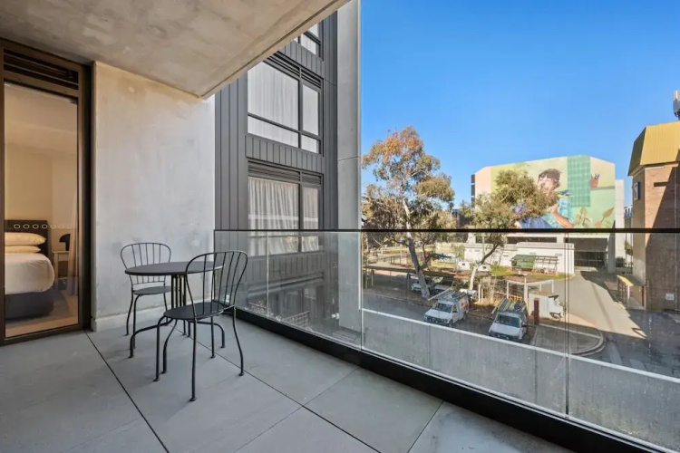 High-end 1-bed Pad in Braddon With Outdoor Dining