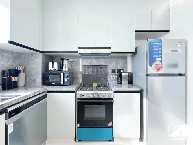 Modern 2BR Haven in Golf Gate Pool & Gym Access