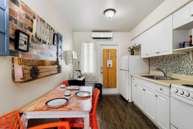 Hollywood 1BR Condo: Pets Allowed, BBQ & Parking