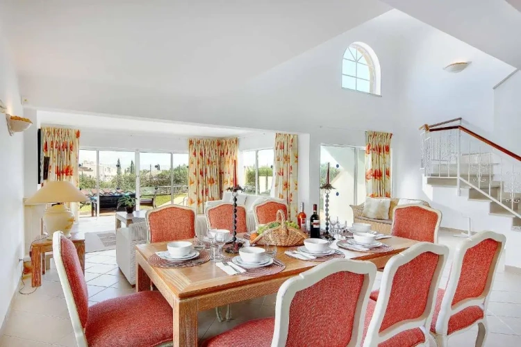 4 Bedrooms Villa