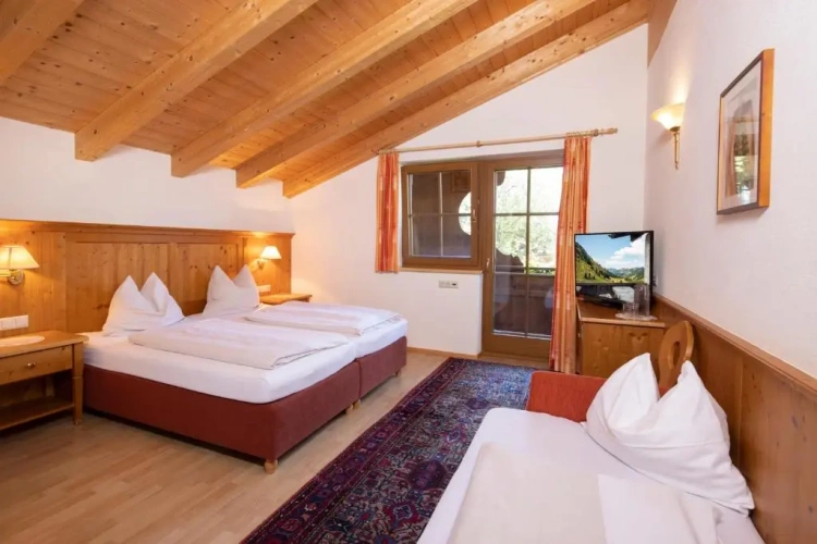 Standard Triple room