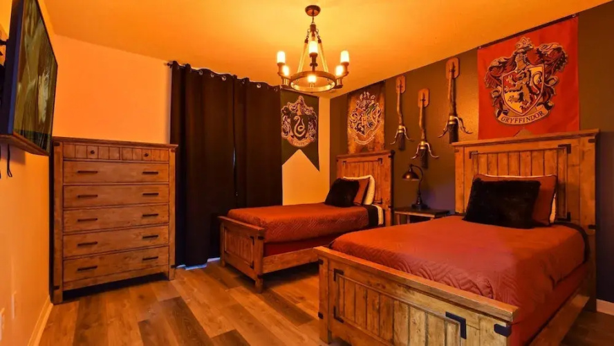 Themed Rooms & Pool in Quiet Neighborhood