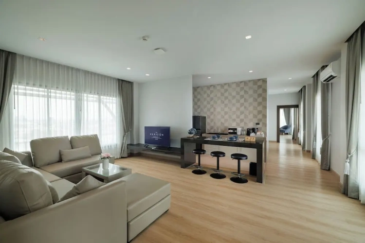 Standard Quadruple Family room with park view