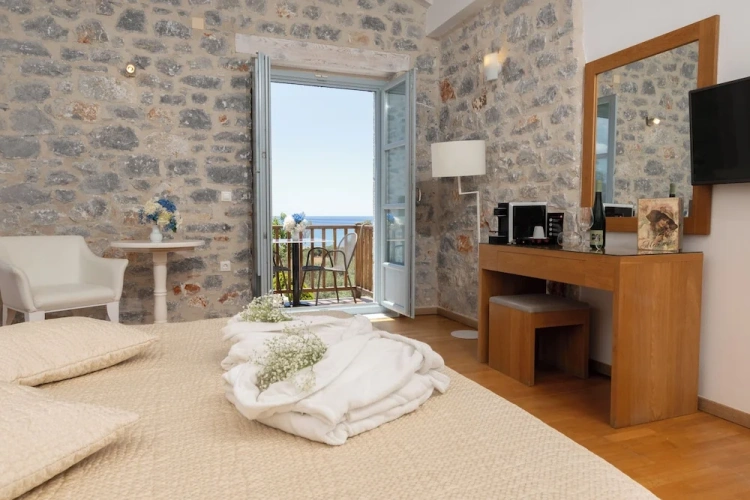 Deluxe room with balcony and with partial sea view