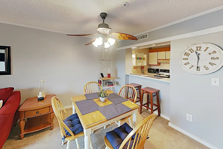 New Listing! Top-floor - Pool, Walk To Beach 2 Bedroom Condo