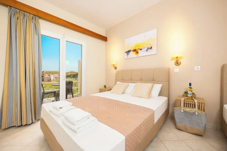Standard Quadruple room with garden view