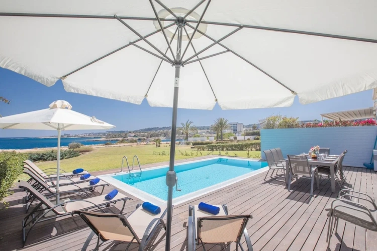 4 Bedrooms Villa with garden view