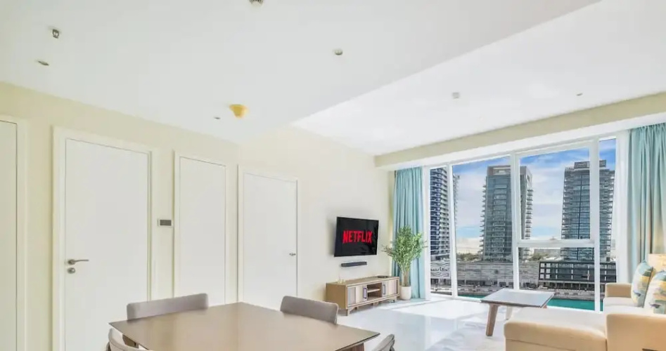 LUX  Pad Executive Suite Canal View 5